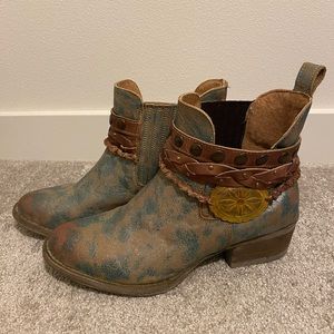 Circle G Western Booties. Size 7. Studded. Round toe. Ankle boots.